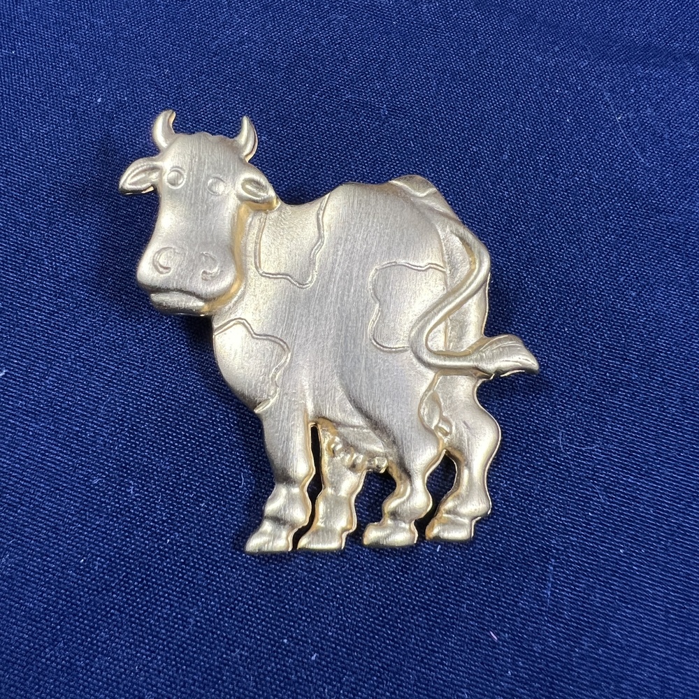 JJ 1988 Brooch Gold Tone Cow Vintage Animal Collectible Textured Unique Charming